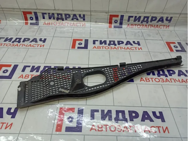 Решетка под лобовое стекло (Жабо) правая Renault Logan 8200294316