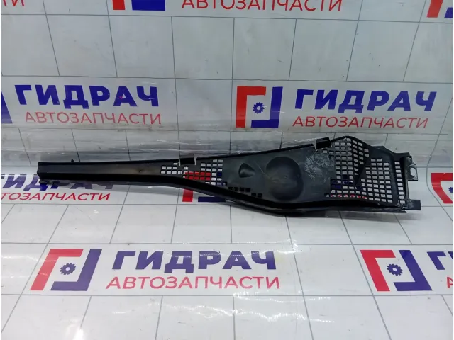 Решетка под лобовое стекло (Жабо) левая Renault Logan 8200825457