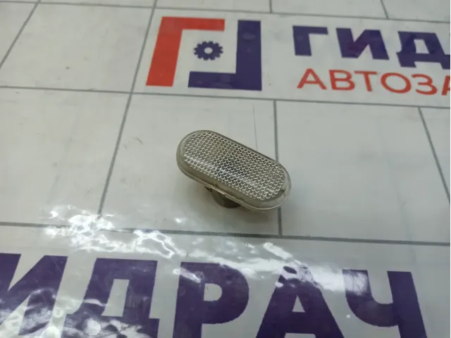 Повторитель на крыло Renault Logan 8200257684