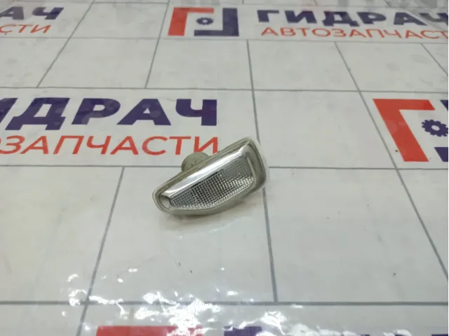 Повторитель на крыло левый Renault Logan 261651140R