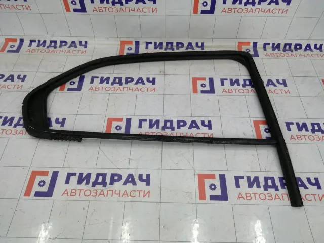 Уплотнитель стекла заднего правого Renault Logan 823306177R