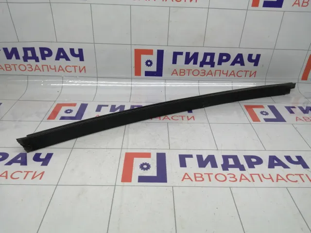 Направляющая стекла двери задняя левая Renault Logan 822310474R