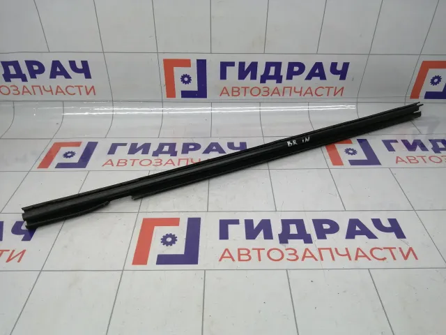 Уплотнитель стекла заднего правого Renault Logan 823306224R