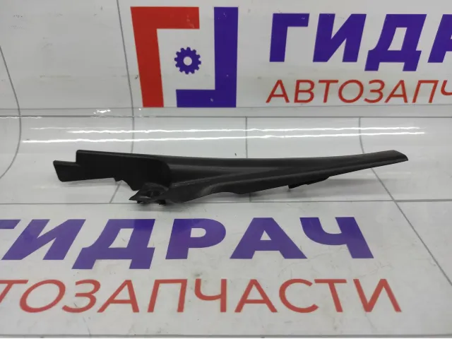 Накладка решетки стеклоочистителя правая Renault Logan 668223701R