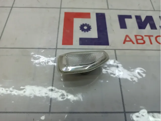 Повторитель на крыло правый Renault Logan 261601801R