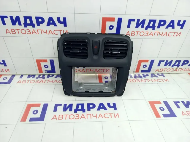 Рамка магнитолы Renault Logan 682602327R