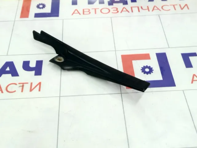 Накладка решетки стеклоочистителя правая Renault Logan 668223701R