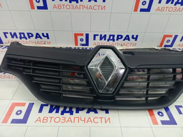 Решетка радиатора Renault Logan 623105727R