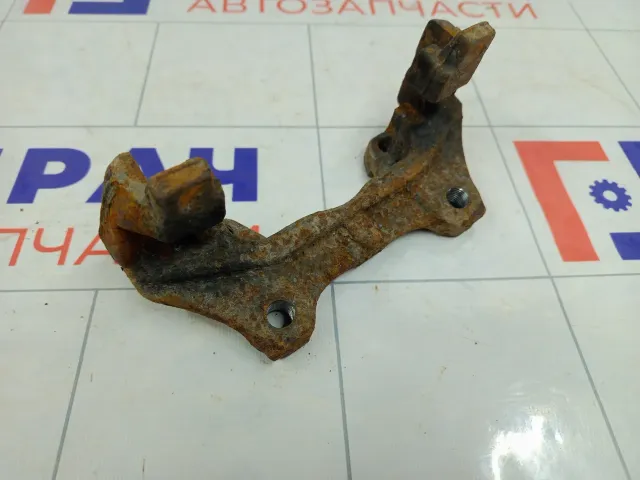 Направляющая скоба передняя левая Renault Logan 7701059704