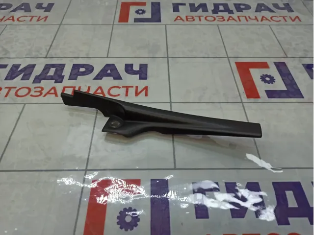 Накладка решетки стеклоочистителя правая Renault Logan 668223701R