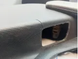 Обшивка двери передней правой Renault Logan 2 809001863R. Царапины, трещина.