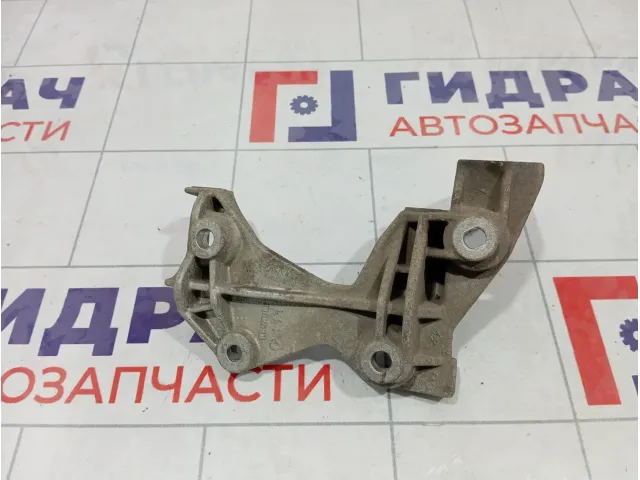 Кронштейн ролика ручейкового ремня Renault Logan 2 119231672R