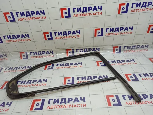 Уплотнитель стекла заднего правого Renault Logan 2 823306177R