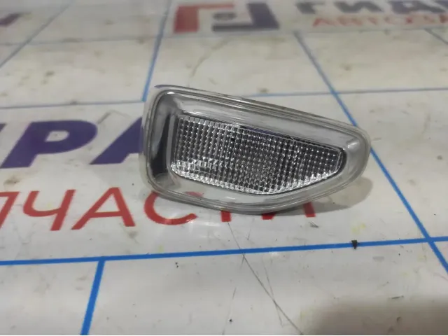 Повторитель на крыло правый Renault Logan 2 261601801R.