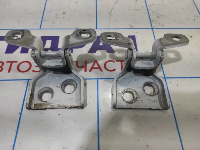 Петли двери передней правой Renault Logan 2 6001546883. Комплект.