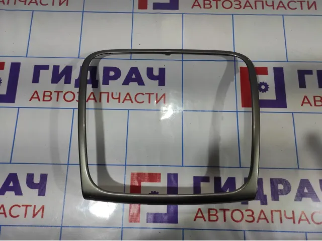 Рамка магнитолы Renault Logan 2 1205659X. Сломаны крепления.