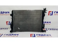 Радиатор основной Renault Logan 2 214106179R. Дефект. Деформирован. Следы подтеков отсутствуют.