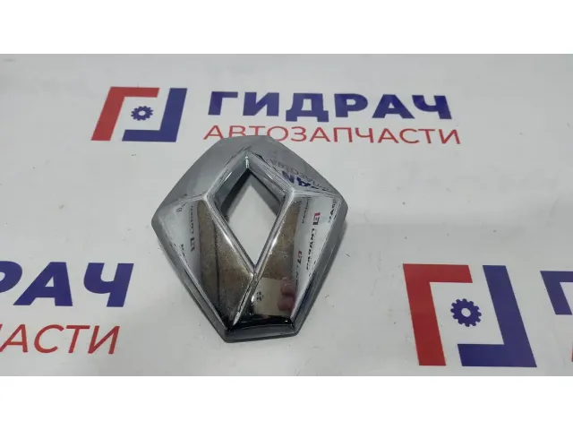 Эмблема передняя Renault Logan 2 628909470R. На решетку радиатора. Дефект хрома.
