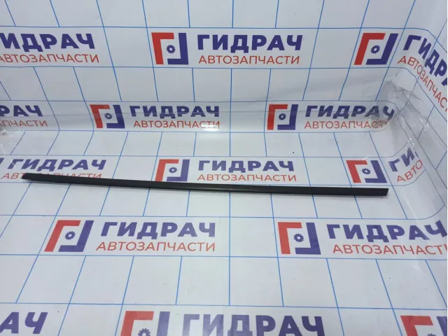 Накладка стекла двери передней левой наружняя Renault Megane 2 7701474537