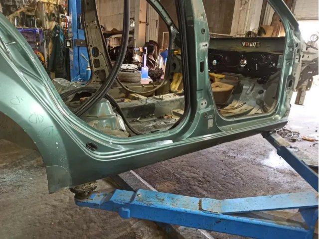 Порог со стойкой правый Renault Megane 2