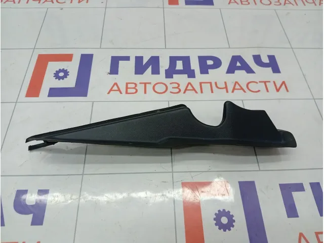 Накладка решетки стеклоочистителя левая Renault Megane 8200100590