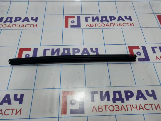 Уплотнитель стекла двери задней правой Renault Megane 3 823300038R.