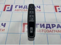 Блок управления стеклоподъемниками Renault Megane 3 809610007R. С накладкой.