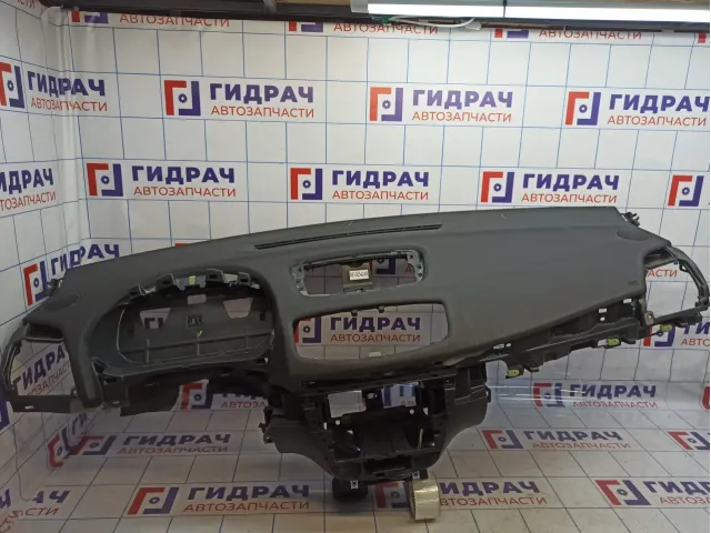Торпедо Renault Megane 3 681005424R. Царапины.