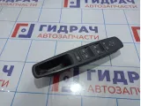 Блок управления стеклоподъемниками Renault Megane 3 809610007R. С накладкой.