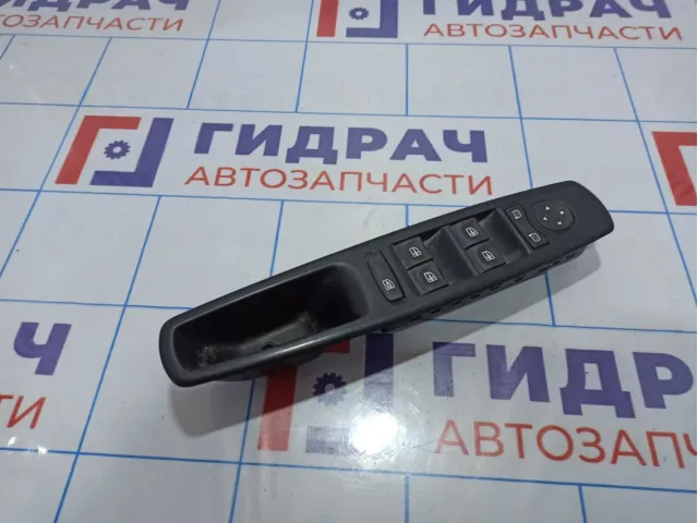 Блок управления стеклоподъемниками Renault Megane 3 809610007R. С накладкой.