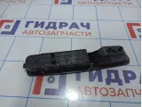 Блок управления стеклоподъемниками Renault Megane 3 809610007R. С накладкой.