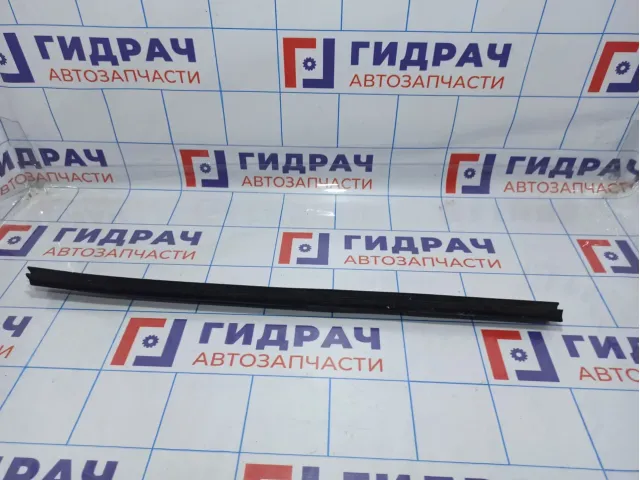 Уплотнитель стекла двери передней правой Renault Megane 3 803300029R.