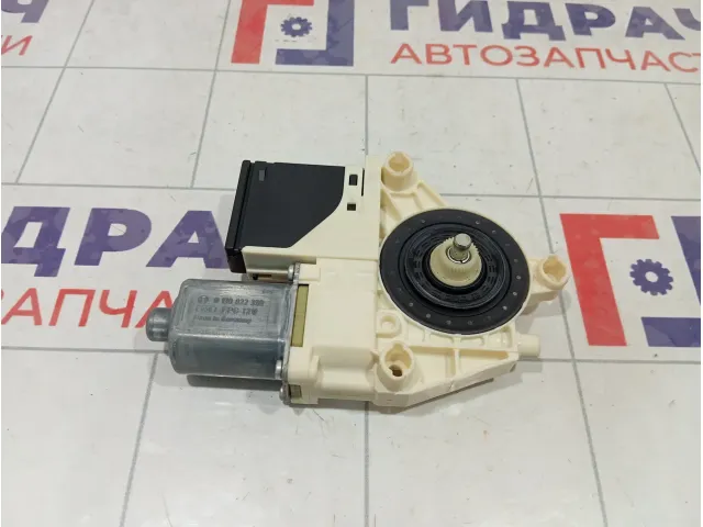 Моторчик стеклоподъемника заднего правого Renault Megane 827306548R