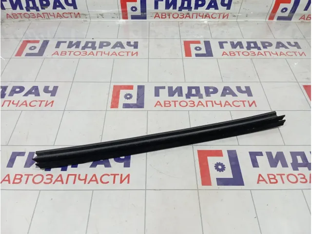 Уплотнитель стекла заднего правого Renault Megane 823300038R