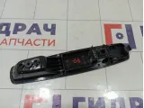 Кнопка стеклоподъемника переднего правого Renault Megane 809600750R