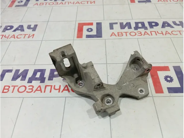 Кронштейн генератора Renault Megane 117102301R