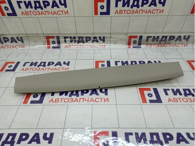 Обшивка двери багажника центральная Renault Megane 909040006R