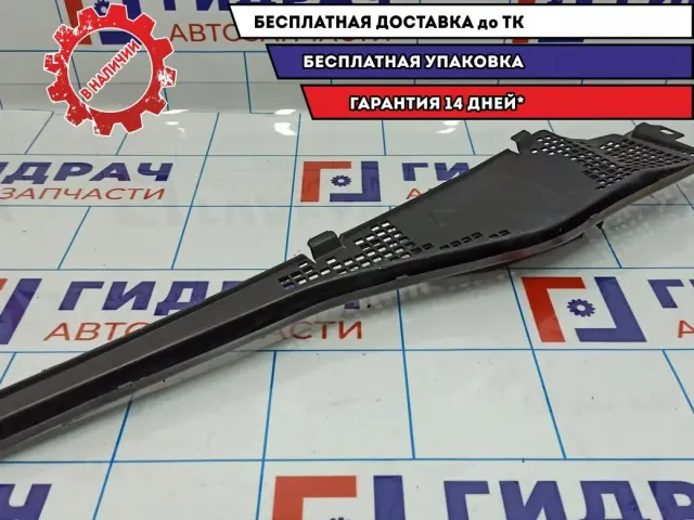 Планка под лобовое стекло левая Renault Sandero 8200825457.