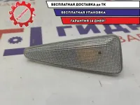Повторитель на крыло левый белый Renault Sandero 8200602763.