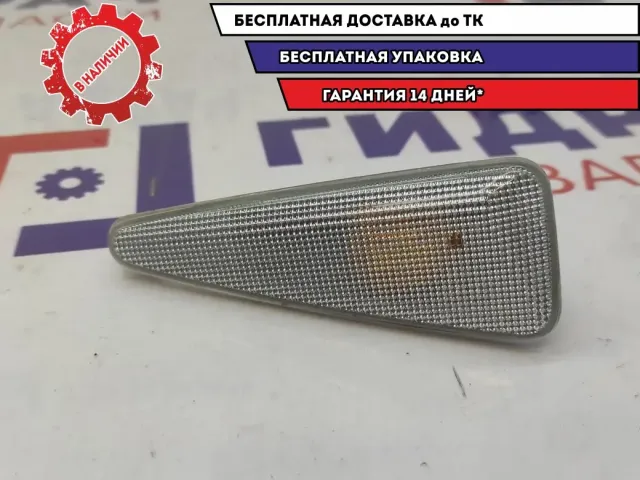 Повторитель на крыло левый белый Renault Sandero 8200602763.