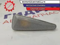 Повторитель на крыло правый белый Renault Sandero 8200602765.