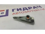 Повторитель на крыло правый белый Renault Sandero 8200602765.