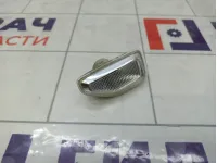 Повторитель на крыло левый Renault Sandero 261651140R