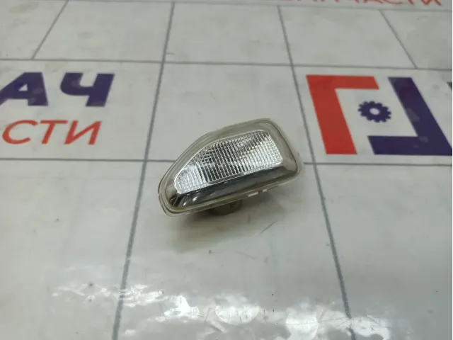 Повторитель на крыло правый Renault Sandero 261601801R