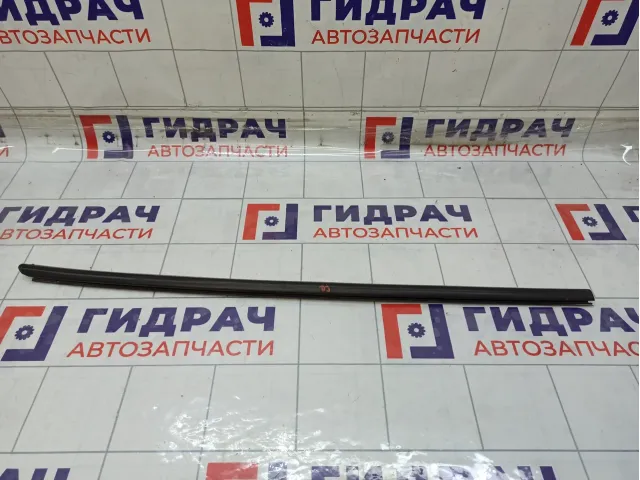 Накладка стекла переднего правого Renault Sandero 808206884R