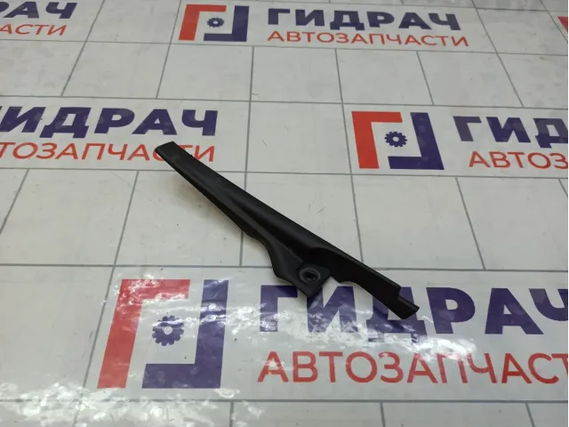 Накладка решетки стеклоочистителя левая Renault Sandero 668225143R