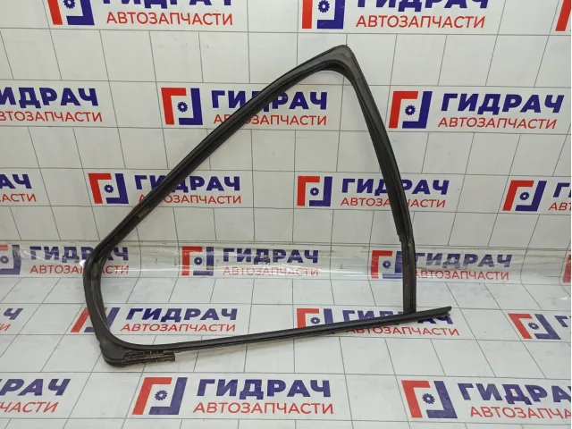 Накладка стекла заднего правого Renault Sandero 823309304R