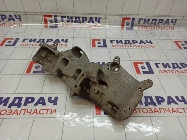 Кронштейн генератора Renault Sandero 688300724R