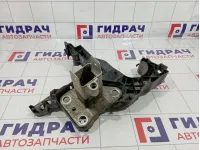 Кронштейн фары правый Renault Scenic 8200137496