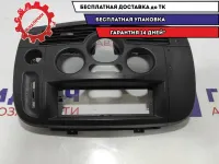 Накладка центральная в торпедо Renault Scenic 2 8200554454. Дефект.